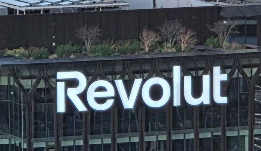 Компания Revolut передала данные клиентов мошенникам, использовавшим государственные электронные почтовые ящики.