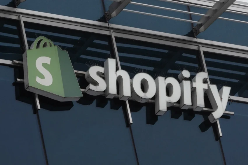 Shopify открывает возможность оформления заказа с использованием браузерных агентов искусственного интеллекта.