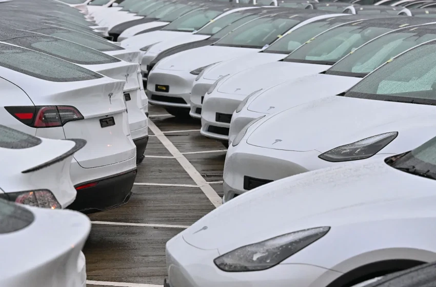 Tesla сохраняет темпы роста продаж электромобилей, несмотря на проблемы в США.