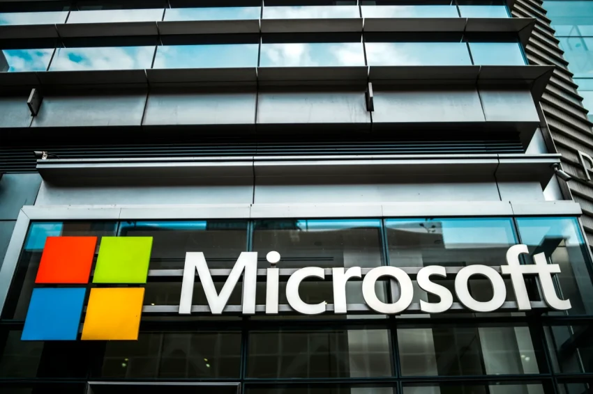 США запретили компаниям Microsoft, Adobe и другим крупным IT-фирмам участвовать в программе получения грин-карты для квалифицированных иностранных работников.