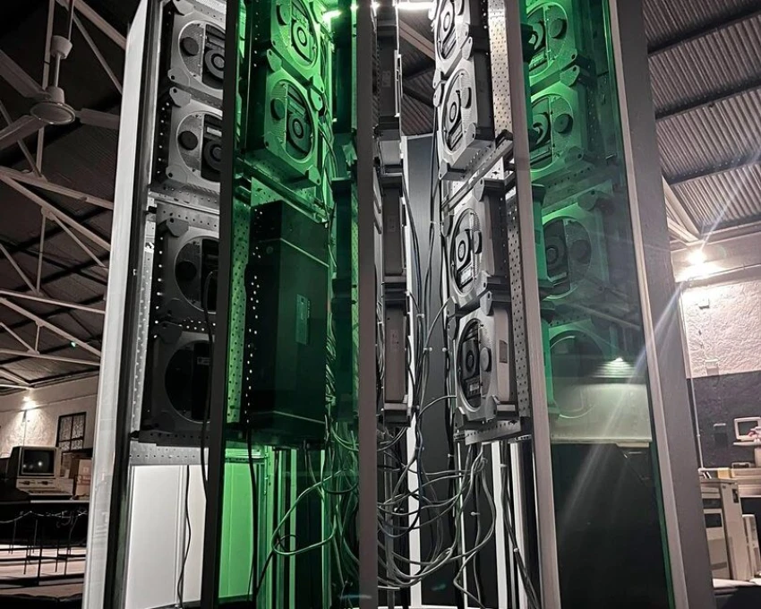 Реплика суперкомпьютера Cray-1, созданная из 30 «устаревших» компьютеров Mac Mini.