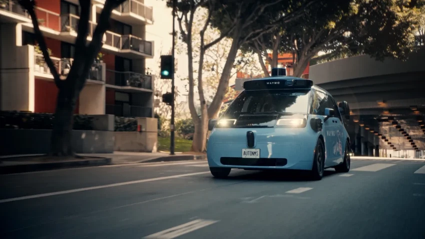 Роботакси компании Waymo направляются в Канаду.