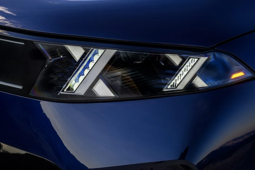 Электромобиль или бензиновый? BMW предлагает оба варианта в новых моделях X5 и iX5 2027 года.
