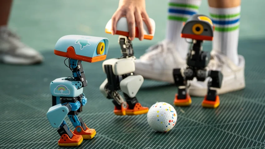 Самая популярная игрушка на Рождество? Генеральный директор Nvidia играет с очаровательными роботами Microduck, продано 20 000 штук.